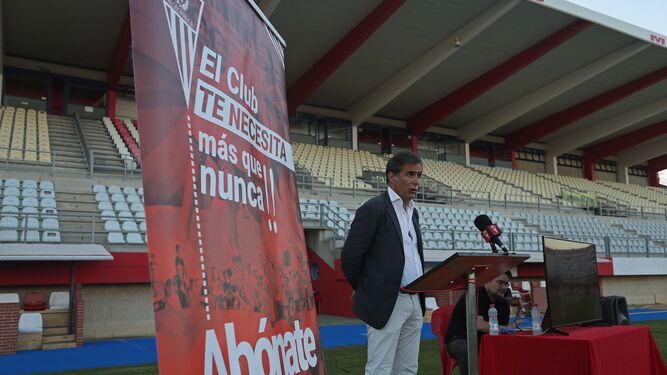 Nicolás Andión, junto al cartel anunciador de la campaña de abonados.
