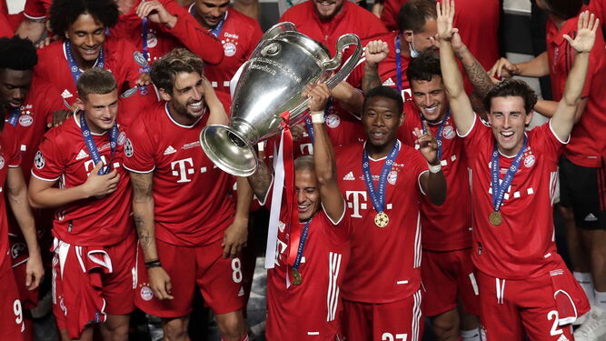 Thiago Alcántara levanta la Champions tras la victoria del Bayern en la final frente al PSG.