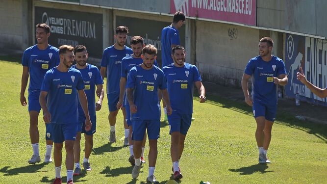Un grupo de jugadores del Algeciras, en el comienzo de los entrenamientos.