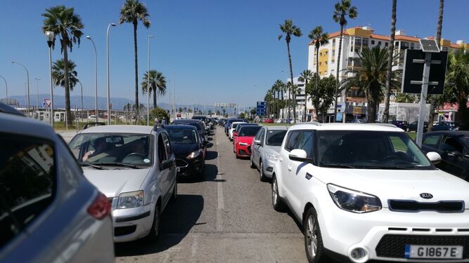 Colas de vehículos que esperan para acceder a Gibraltar, en torno a las 13:30 de este sábado