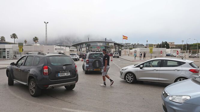 La cola de vehículos para acceder a Gibraltar.