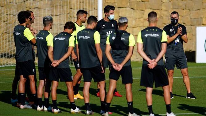 Jugadores del Granada escuchan instrucciones durante un entrenamiento