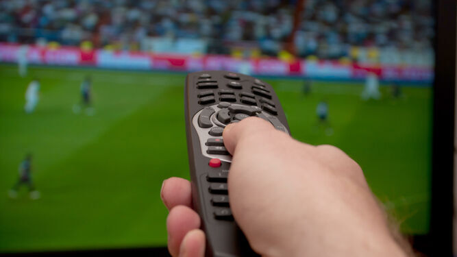 Un usuario viendo fútbol en la televisión.