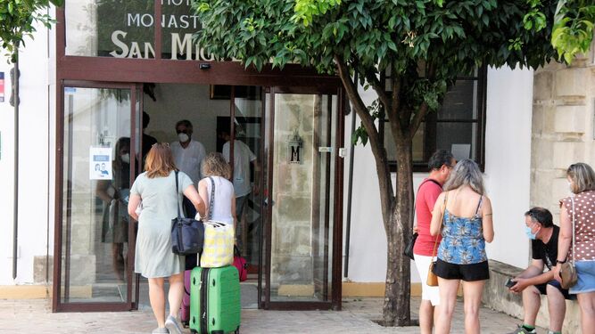 Un grupo de turistas entra en un hotel de El Puerto el pasado mes de agosto.