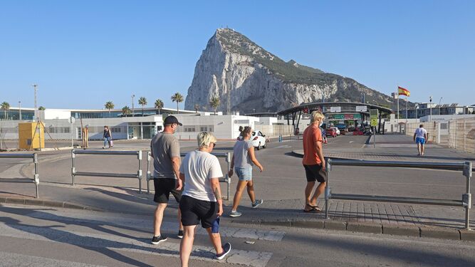 Varias personas se encaminan al paso aduanero entre La Línea y Gibraltar.