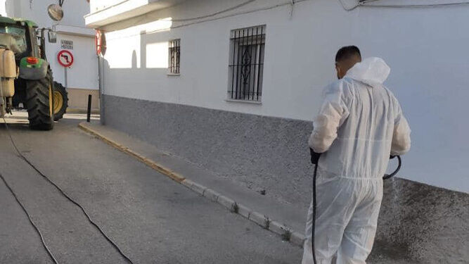 Un operario del Ayuntamiento de Paterna de Rivera fumiga una calle de la localidad.