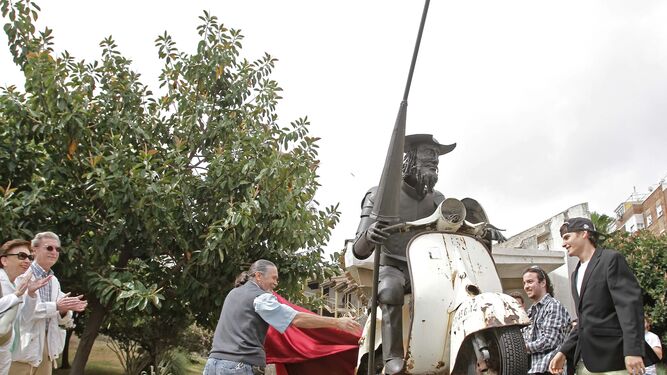 La escultura de Don Quijote montado en moto, en la Escuela de Artes de Algeciras