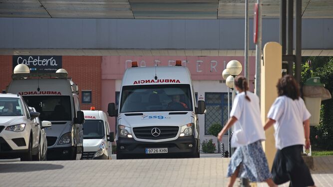 Una ambulancia llega a la zona de Urgencias del hospital Punta de Europa.