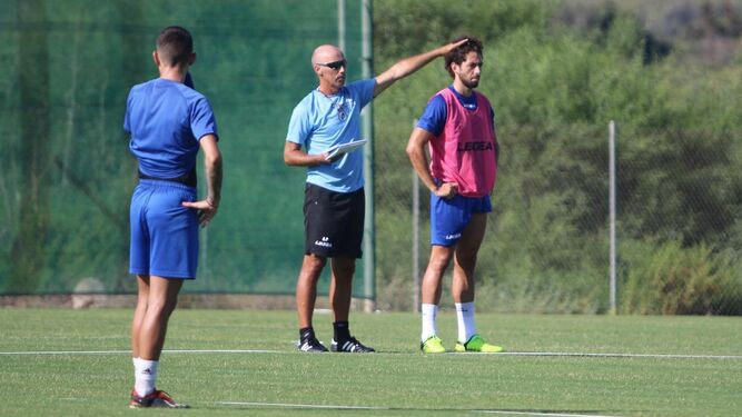 El entrenador de la Balona, Antonio Calderón, da instrucciones durante un entrenamiento en Estepona
