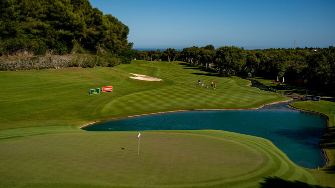 Vista panorámica del emblemático hoyo 17 del Club de Golf Valderrama, en San Roque