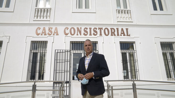 Juan Carlos Ruiz Boix, ante el Ayuntamiento de San Roque.