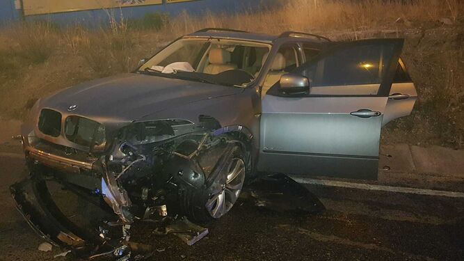 El BMW que un narco estrelló contra un Zeta de la Policía en Algeciras.