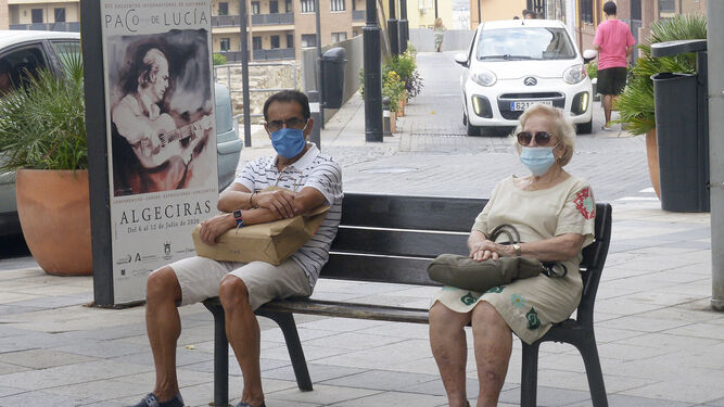 Dos personas con sus mascarillas en Algeciras.