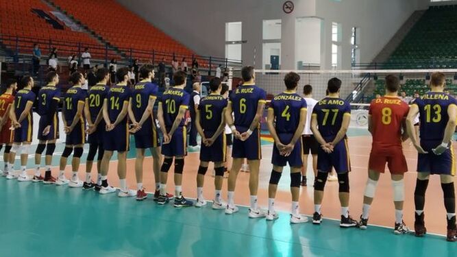 La selección española de voleibol, con Andrés Villena en primer término, antes del comienzo