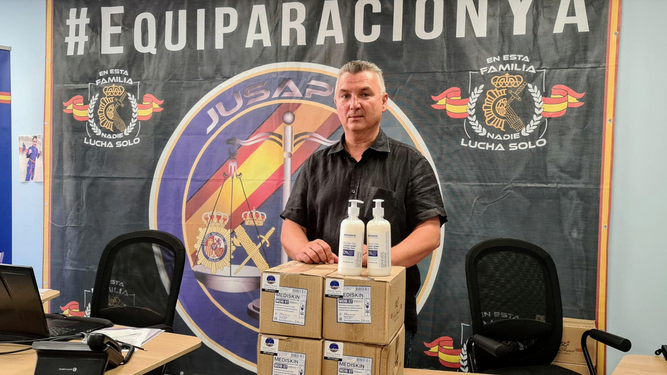 Un donativo garantiza que cada policía de Málaga tenga gel desinfectante de manos