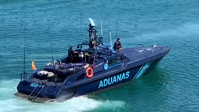 La patrullera de Aduanas, en el puerto de Gibraltar.