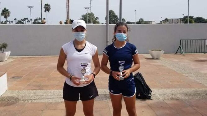 Dos de las jugadoras premiadas este fin de semana en el Linense Tenis Club