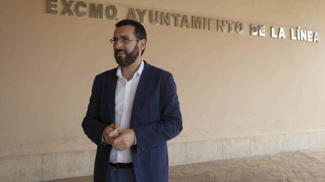 Juan Franco, a las puertas del Ayuntamiento de La Línea