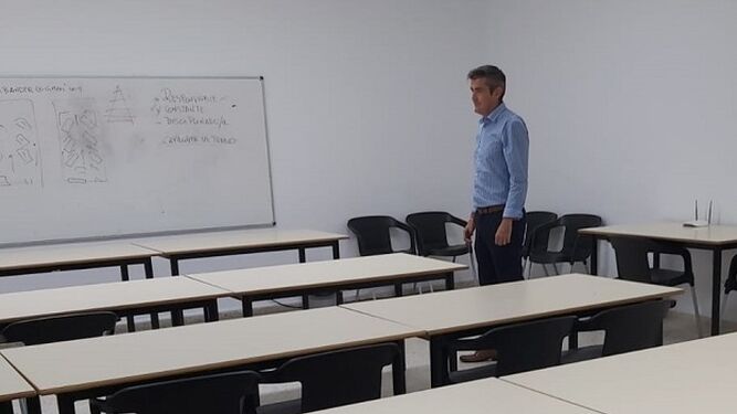 Sebastián Hidalgo, concejal linense de Educación, en un aula