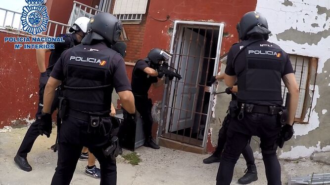 La Policía Nacional en uno de los inmuebles registrados por venta de droga en La Piñera