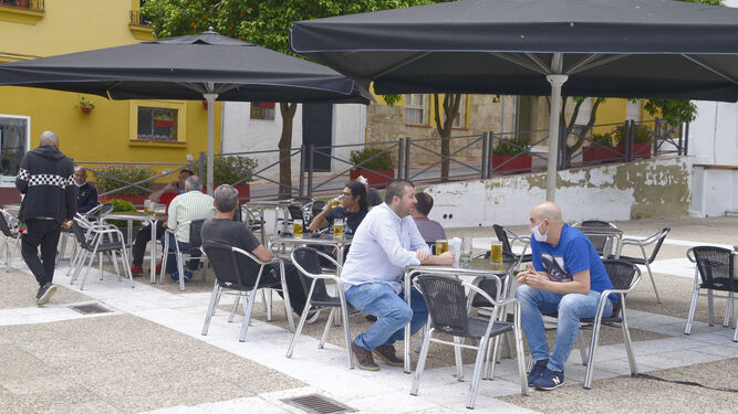 Una céntrica terraza hostelera en la calle Sevilla de Algeciras.