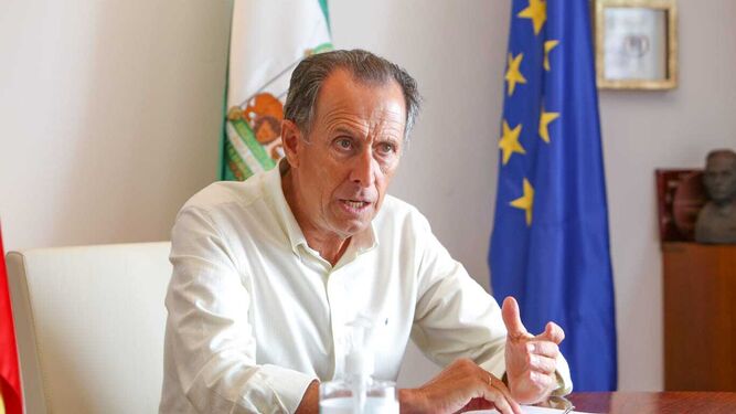 El alcalde de Chiclana, José María Román, en su despacho del Ayuntamiento.