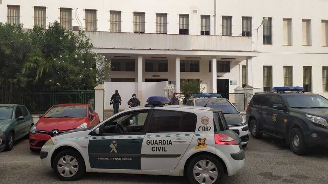 Varios guardias civiles, ante los juzgados de Algeciras, esta mañana.