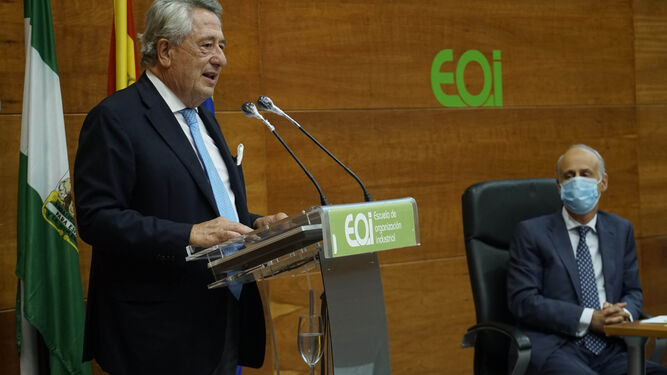 Javier Targhetta pronuncia la lección magistral ante la atenta mirada de Francisco Velasco, director de EOI Andalucía.