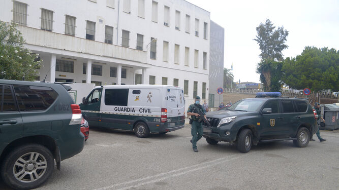 Agentes de la Guardia Civil, en la parte trasera del Palacio de Justicia de Algeciras.