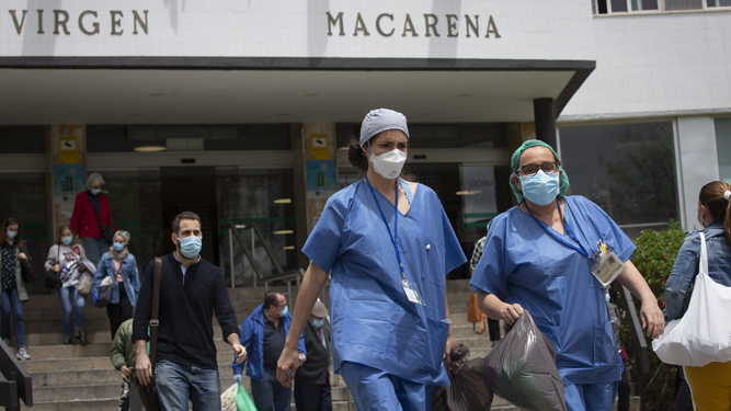 Personal sanitario a las puertas del Hospital Universitario Virgen Macarena de Sevilla.