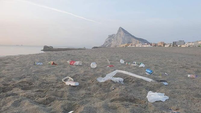 Residuos, en la playa de Levante de La Línea.