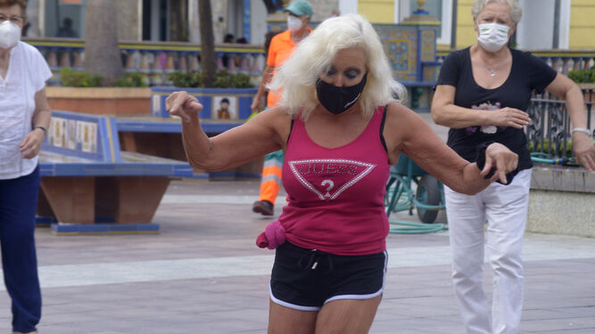 Fotos de personas mayores haciendo gimnasia en la Plaza Alta