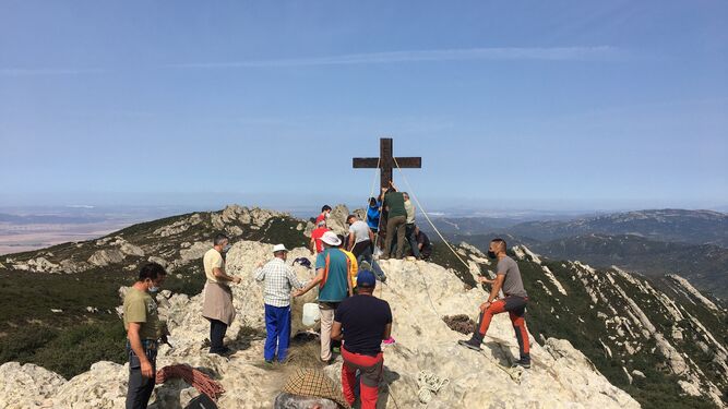 La instalación de la Cruz del Romero, en el pico que lleva su nombre.
