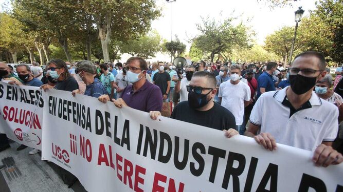 Protesta de trabajadores de Alestis en la Plaza de España.