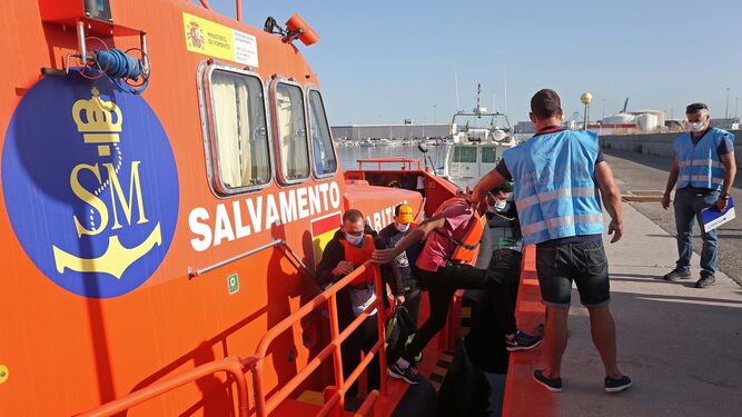 Traslado de migrantes al Puerto de Algeciras en agosto.