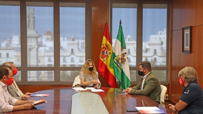 La delegada del Gobierno andaluz en Cádiz, Ana Mestre, reunida con representantes de Horeca.