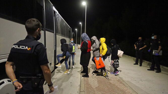 Migrantes rescatados de la aguas del Estrecho en Algeciras