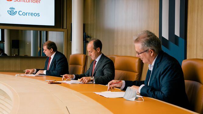 Momento de la firma del acuerdo entre Correos y Banco Santander