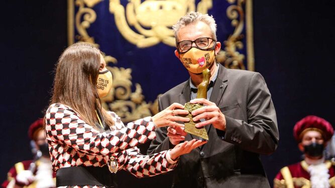 El presidente de la Academia de las Artes y de las Ciencias Cinematográficas, Mariano Barroso, recibe el Premio Las Cortes de manos de la alcaldesa de San Fernando, Patricia Cavada.
