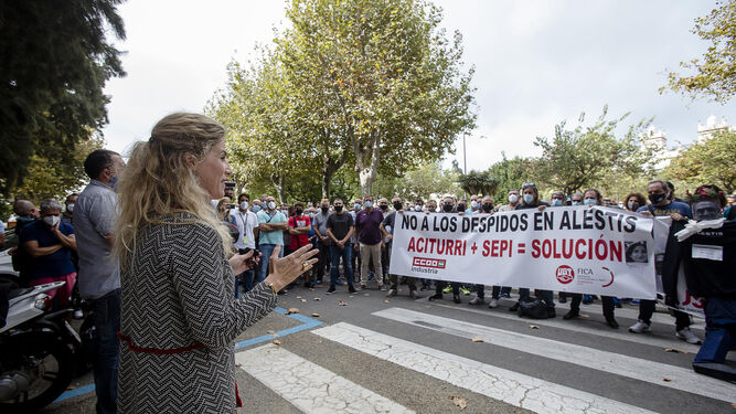 Ana Mestre habla con los trabajadores de Alestis hace unos días en una de las manifestaciones.