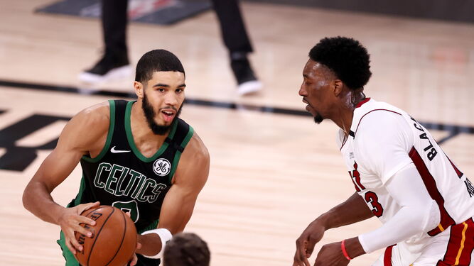 Jayson Tatum, de Boston Celtics, en acción ante la defensa de Bam Adebayo, de Miami Heat