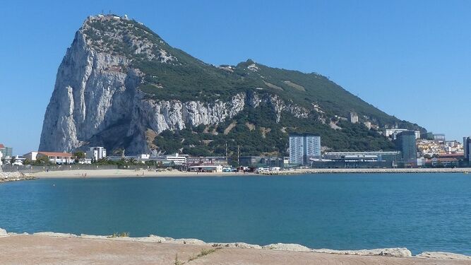 El Peñón de Gibraltar, visto desde la playa de Poniente de La Línea