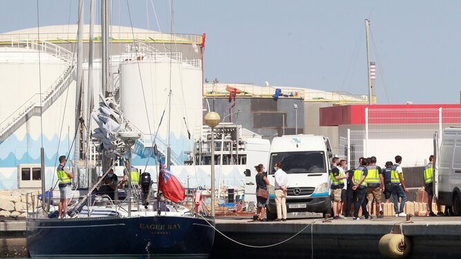 Policías nacionales y agentes de Aduanas, en el puerto de El Saladillo, en Algeciras.