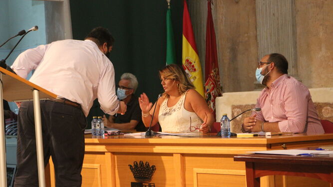 José Alfaro, portavoz de Adelante, habla con la alcaldesa antes de iniciarse el último pleno