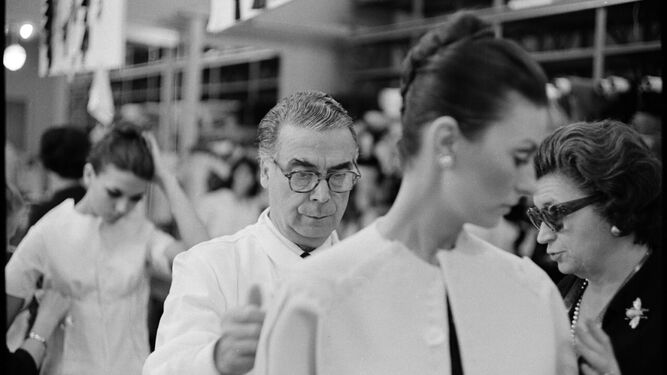 Balenciaga, trabajando en su taller de París en los años 50.