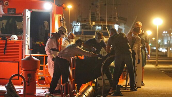 Salvamento y Guardia Civil trasladan el cadáver del joven magrebí hallado muerto en el Estrecho