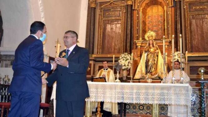 El alcalde de Vejer entrega su bastón de mando al hermano mayor tras la llegada de la Virgen de la Oliva.