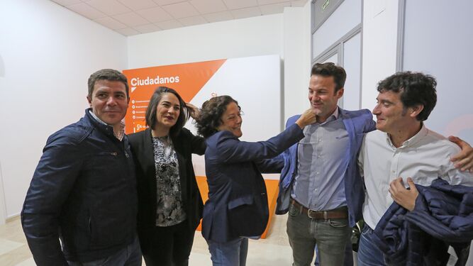 Carlos Pérez (segundo por la derecha) es felicitado por sus compañeros el día que logró su acta de senador, en abril de 2019.