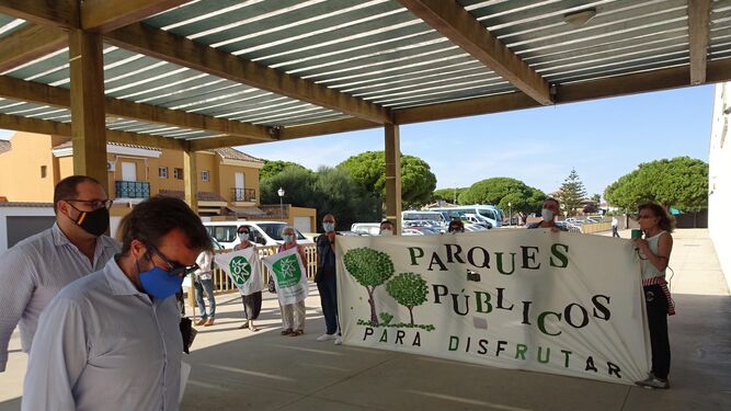 Los ecologistas protestan a la llegada de Javier Bello y Millán Alegre.