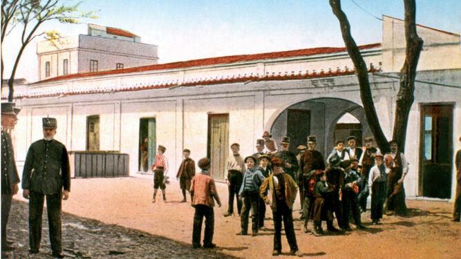 Postal coloreada publicada en el año 1906 en la que aparece la fachada exterior de la crujía meridional del mercado construido en la Plaza Baja entre 1821 y 1827.